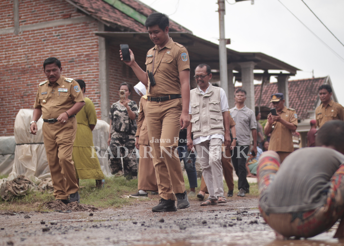 CEPAT TANGGAP: Bupati Marhaen menindaklanjuti jalan berlubang di Desa Betet, Kecamatan Ngronggot. 