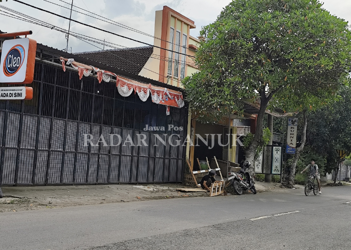 TUTUP RAPAT: Toko tabung elpiji yang diduga melakukan oplosan di Kelurahan Cangkringan, Kecamatan Nganjuk.  