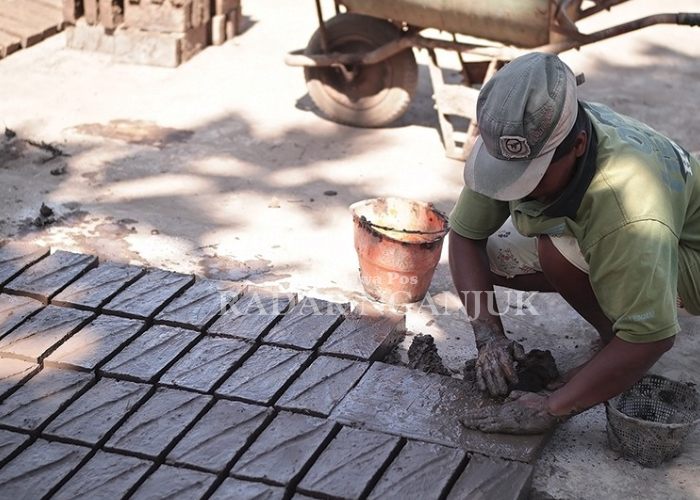 PRODUKTIF: Pekerja menata bata yang baru saja dicetak.