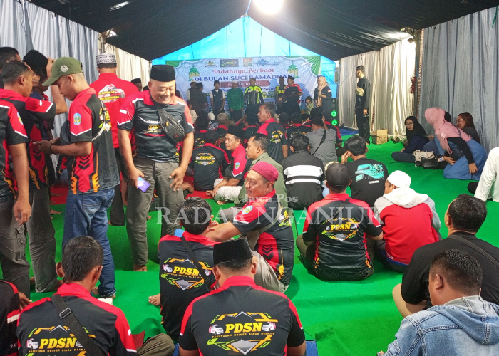 LINTAS KOMUNITAS: Kegiatan sosial usai menyerahkan bantuan santunan akan yatim pada Minggu (8/3)