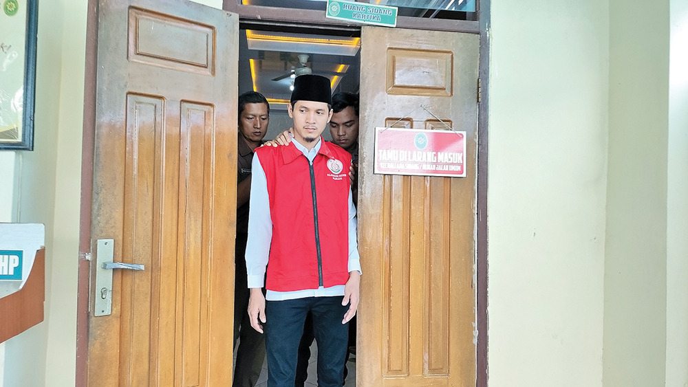 Danang keluar ruang sidang di PN Nganjuk