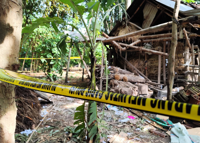 DILARANG MASUK: Polisi memasang garis larangan masuk di sekitar lokasi kejadian. 