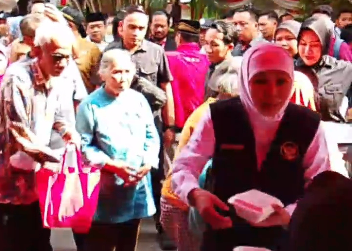 PEDULI UMKM:Gubernur Khofifah Indar Parawansa memborong jajan milik UMKM Nganjuk.
