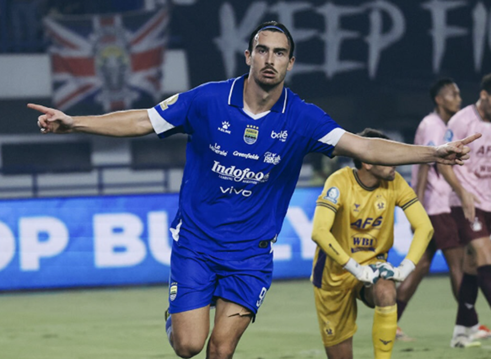 Pemain Persib Bandung, Andrew Jung, merayakan gol ke gawang Persik Kediri dalam laga pekan ke-25 Liga 1 Indonesia musim 2025/2026 di Stadion Gelora Bandung Lautan Api, Senin (9/3/2026).
