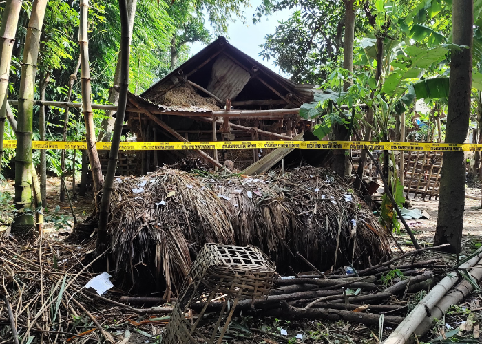 DILARANG MASUK: Polisi memasang police line di lokasi kejadian. 