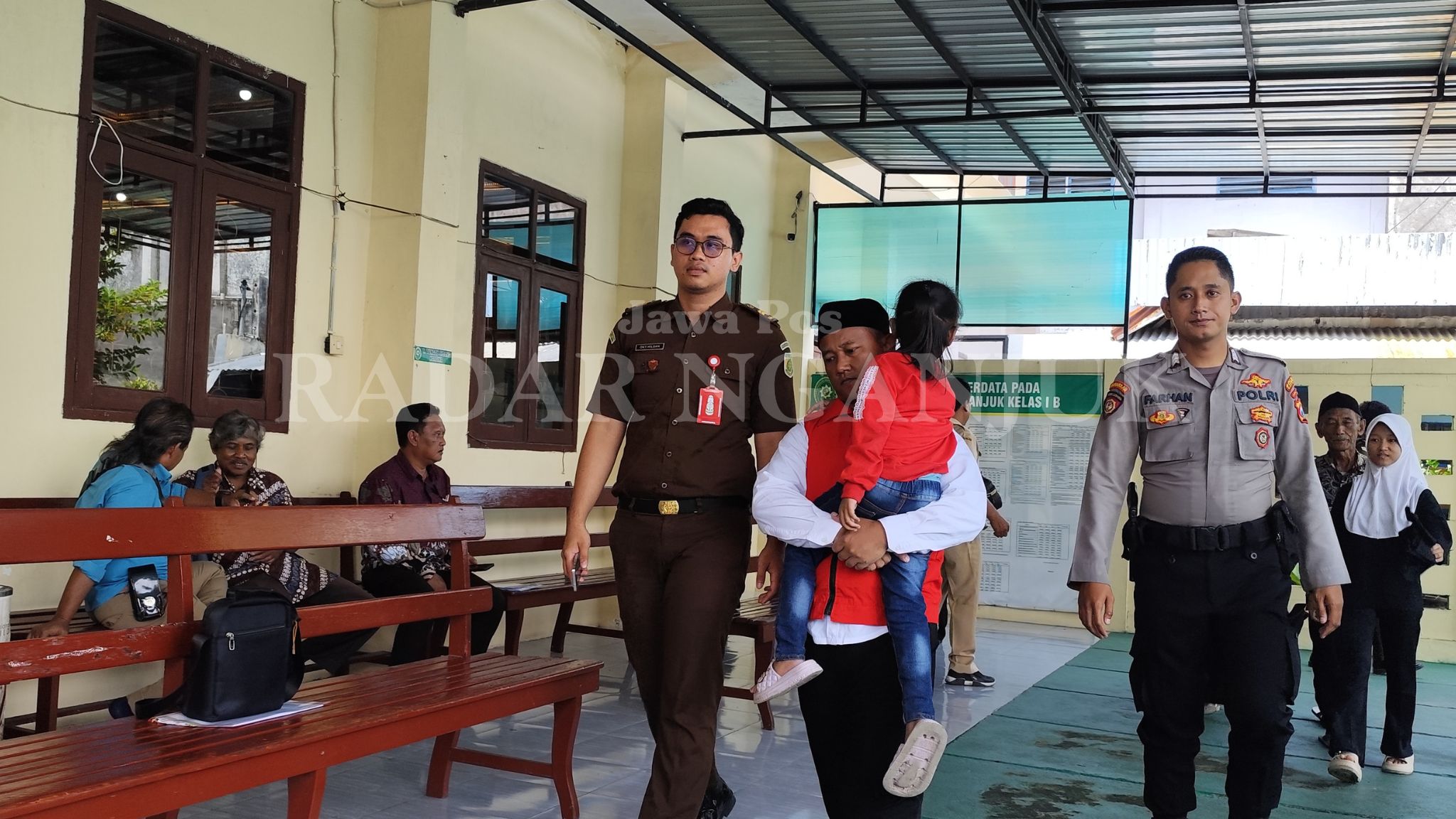 M Ali Widodo menggendong anaknya setelah sidang