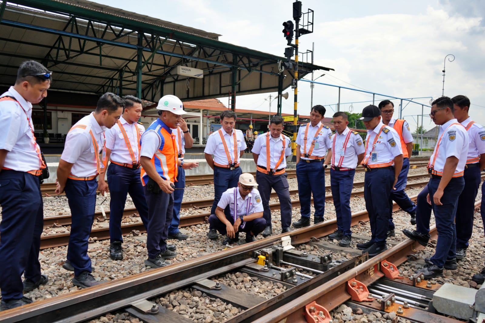 TINGKATKAN KOMPETENSI: Peserta diklap memerhatikan penjelasan langsung di lapangan. 