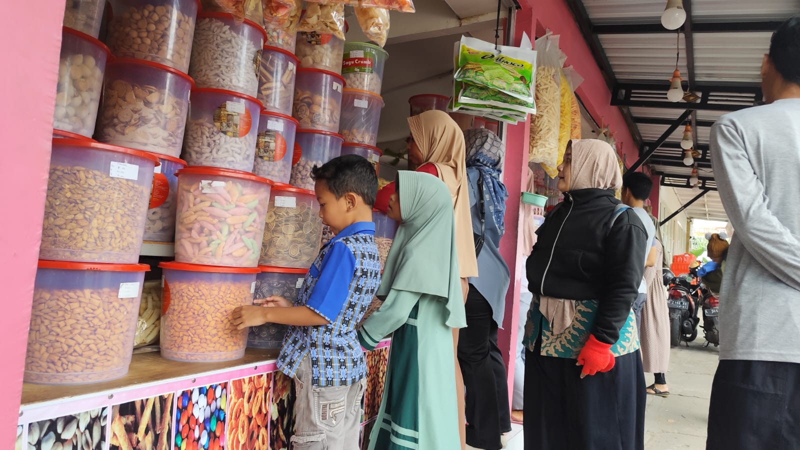 Kue kiloan di jalan Dermojoyo banjir pembeli