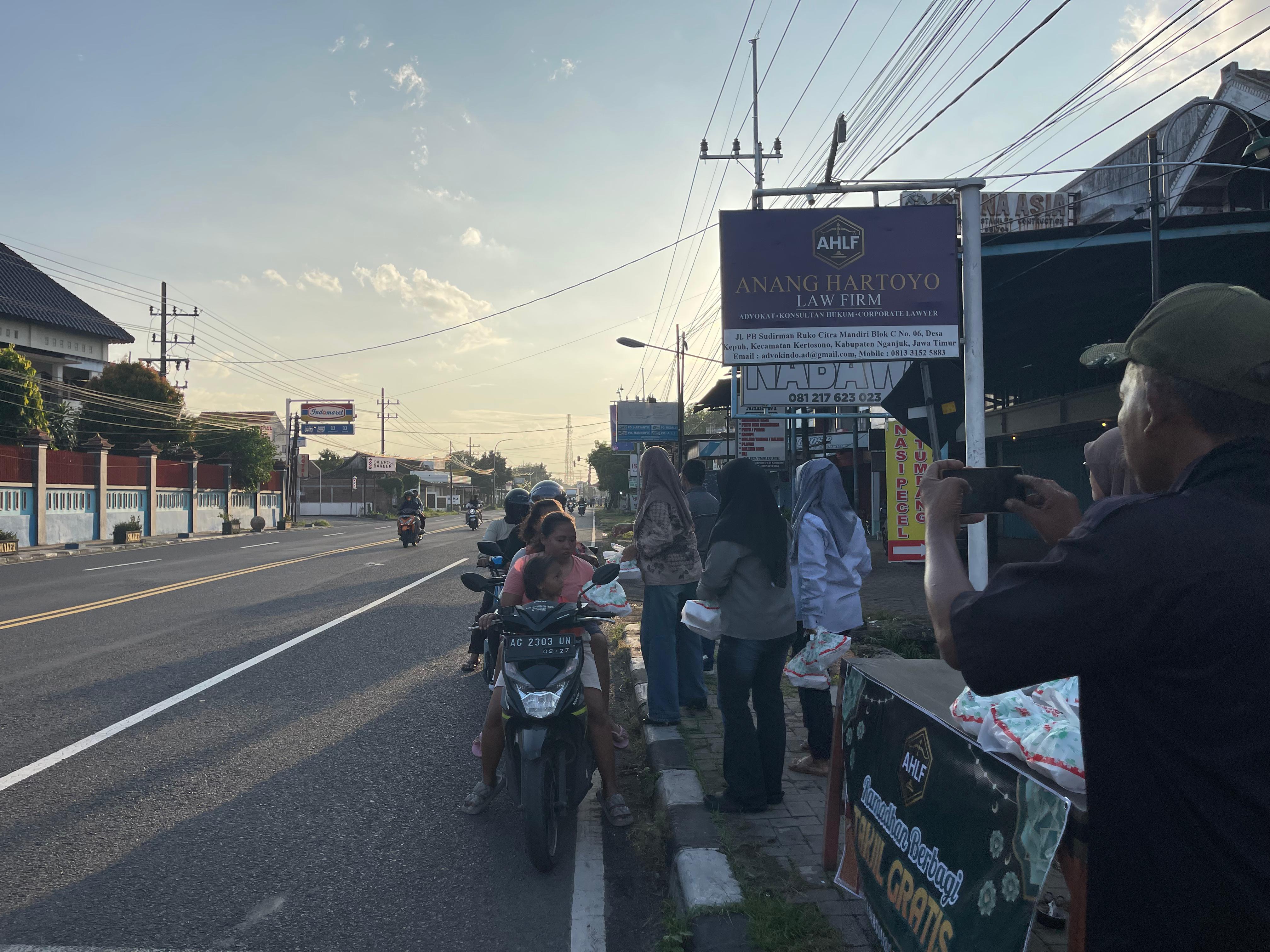 PERERAT SOLIDARITAS: Anang dan timnya berbagi takjil. 