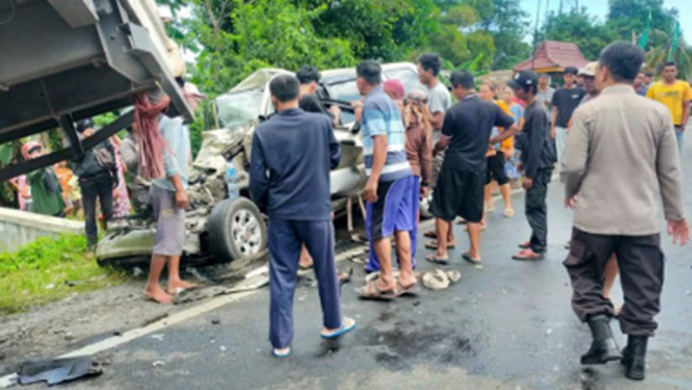 Gambar Kecelakaan lalu lintas yang melibatkan mobil Panther dan truk kontainer