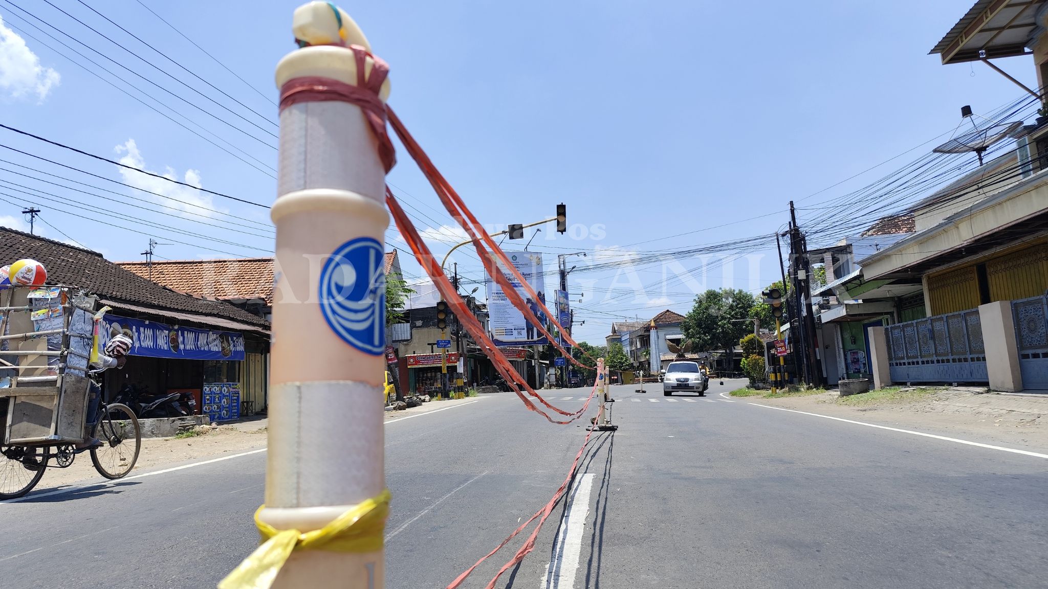 polisi pasang tolo-tolo di simpang empat Pace