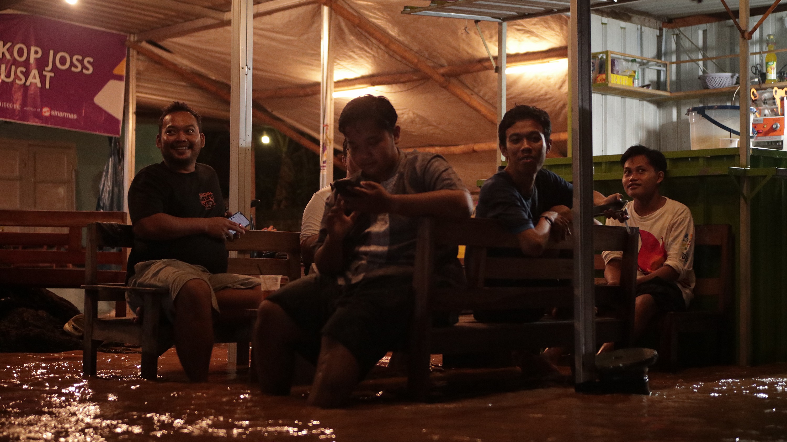 Warga Kelurahan Kapas, Kecamatan Sukomoro saat menunggu banjir surut