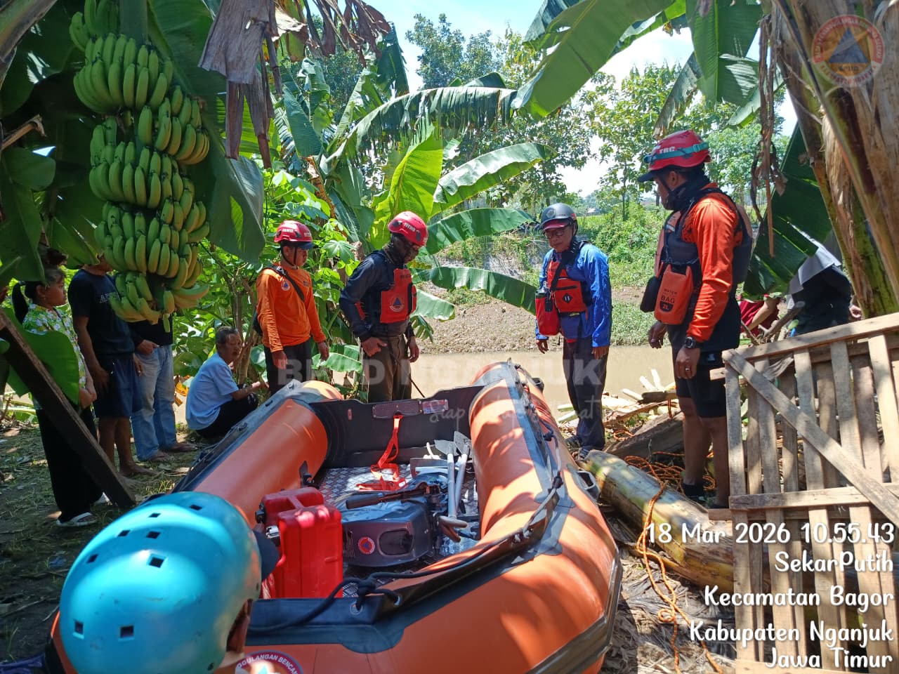 SIAP EVAKUASI: Petugas BPBD saat persiapan melakukan pencarian korban hanyut. 
