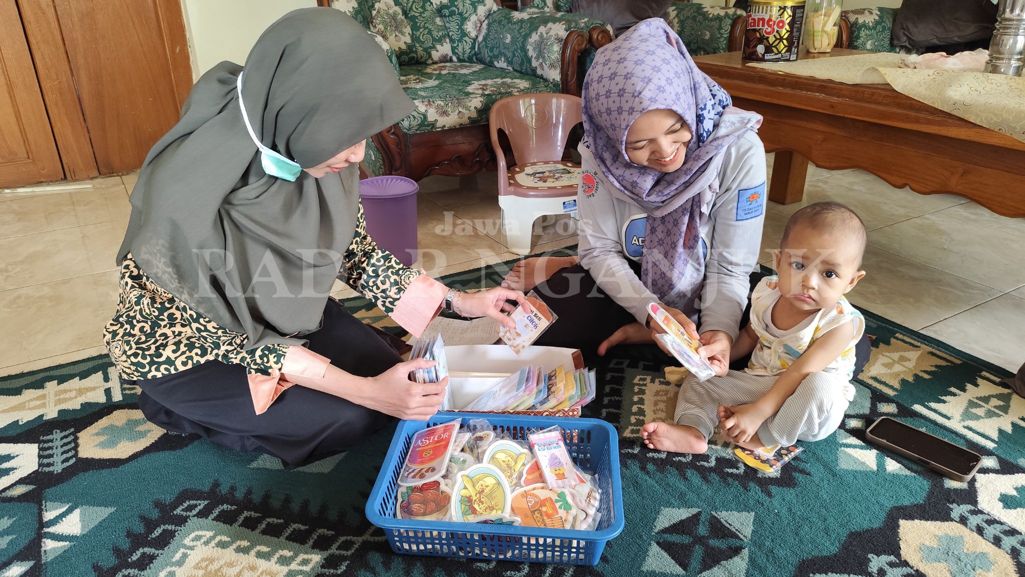 Anak-anak mendapat amplop berisi uang setiap lebaran