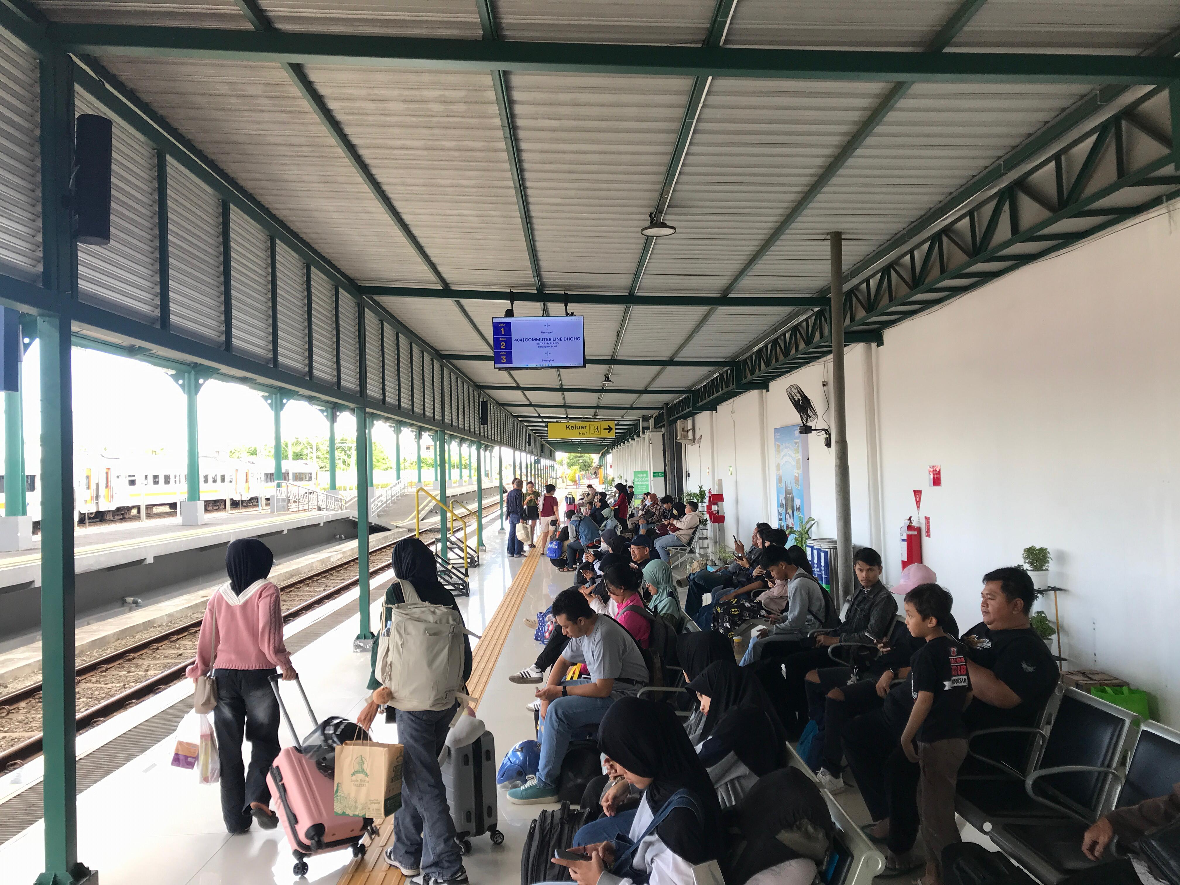 MEMBLUDAK: Penumpang menunggu kedatangan kereta api.