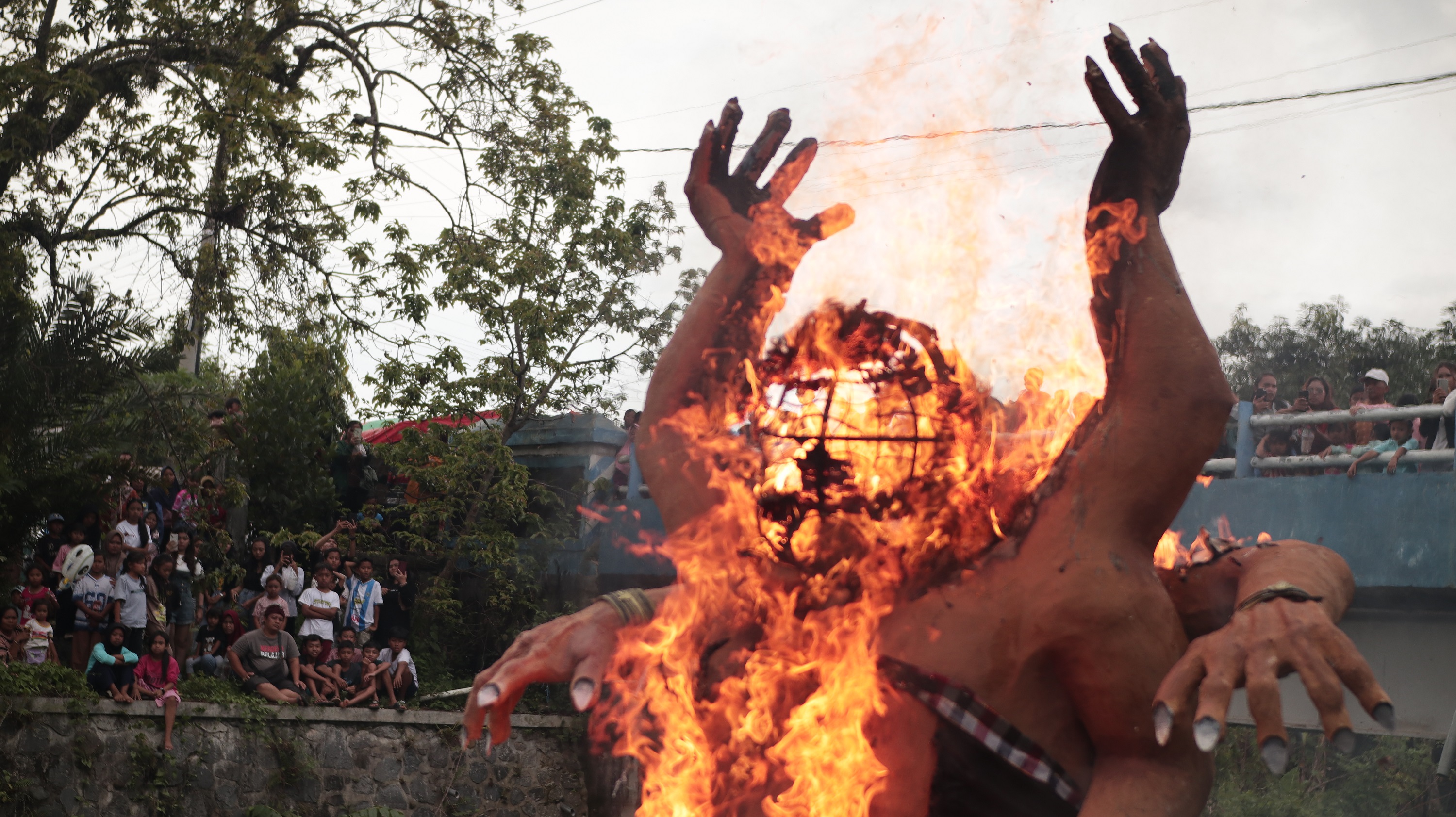 Proses pembakaran ogoh-ogoh sebelum Nyepi di Desa Bajulan, Nganjuk (18/3)