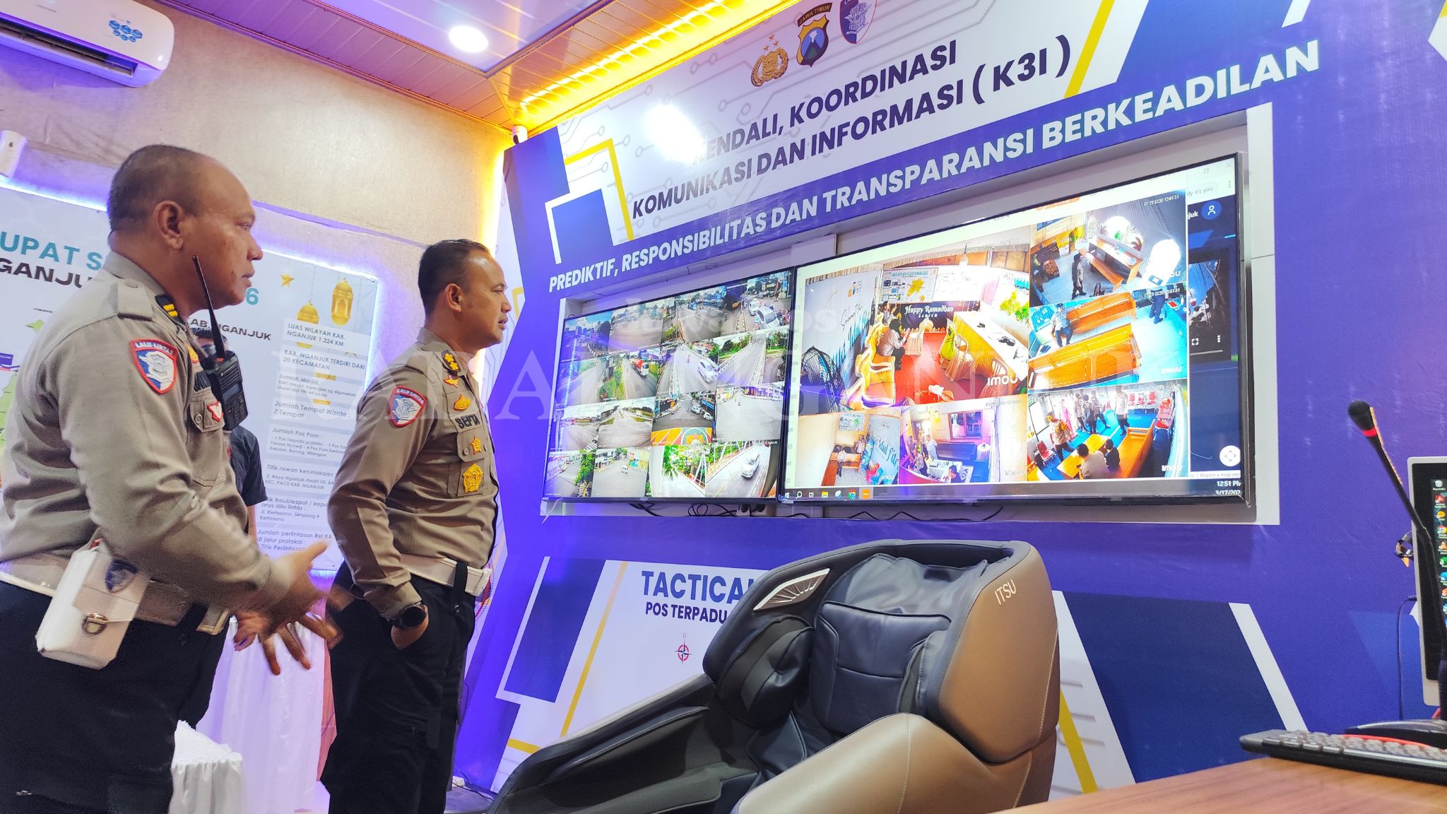 petugas mengecek arus lalu lintas