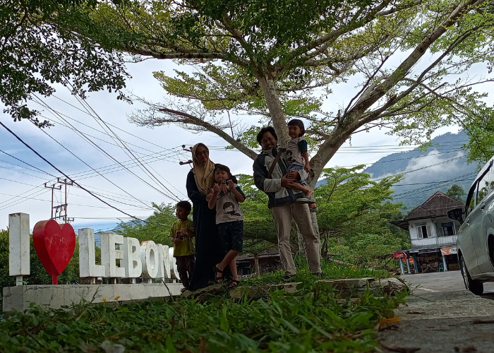 SAMPAI TUJUAN: Rekian dan keluarga foto bersama setelah tiba di Kabupaten Lebong, Provinsi Bengkulu. 