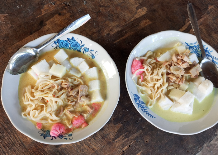 SEDAP: Lontong sayur khas Lebong menggunakan mi kuning. 