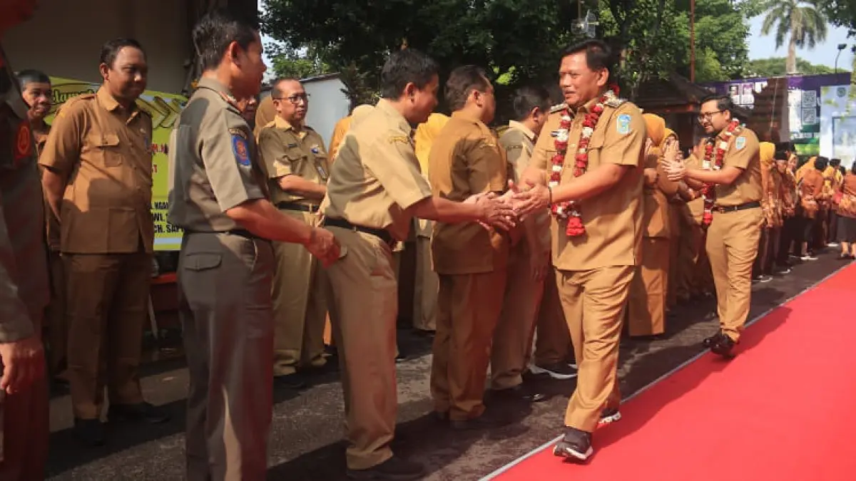 SOLID: Bupati Marhaen dan Wakil Bupati Trihandy bersalaman dengan ASN Nganjuk. (dok. Radar Nganjuk)