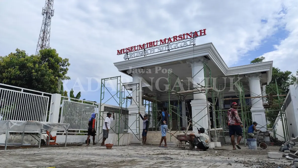 Pekerja menyelesaikan pembangunan Museum Ibu Marsinah di Desa Nglundo, Kecamatan Sukomoro