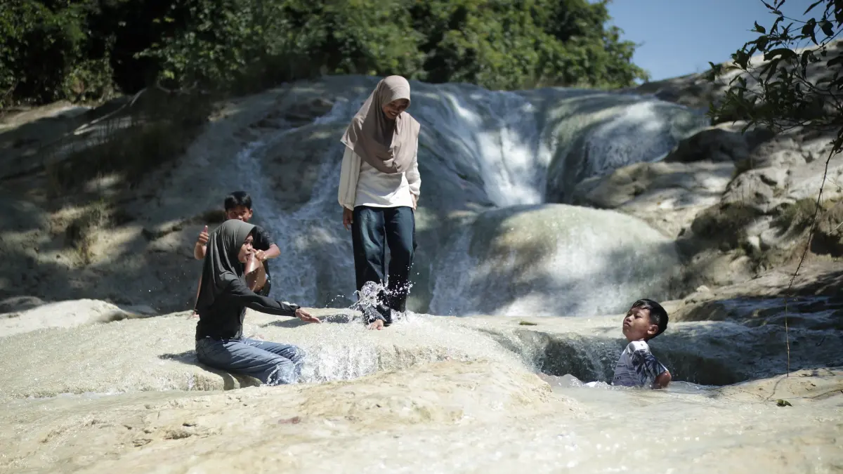 Pengunjung di tempat wisata Grojogan Duwur Sumbermiri di Desa Sumbermiri, Kecamatan Lengkong