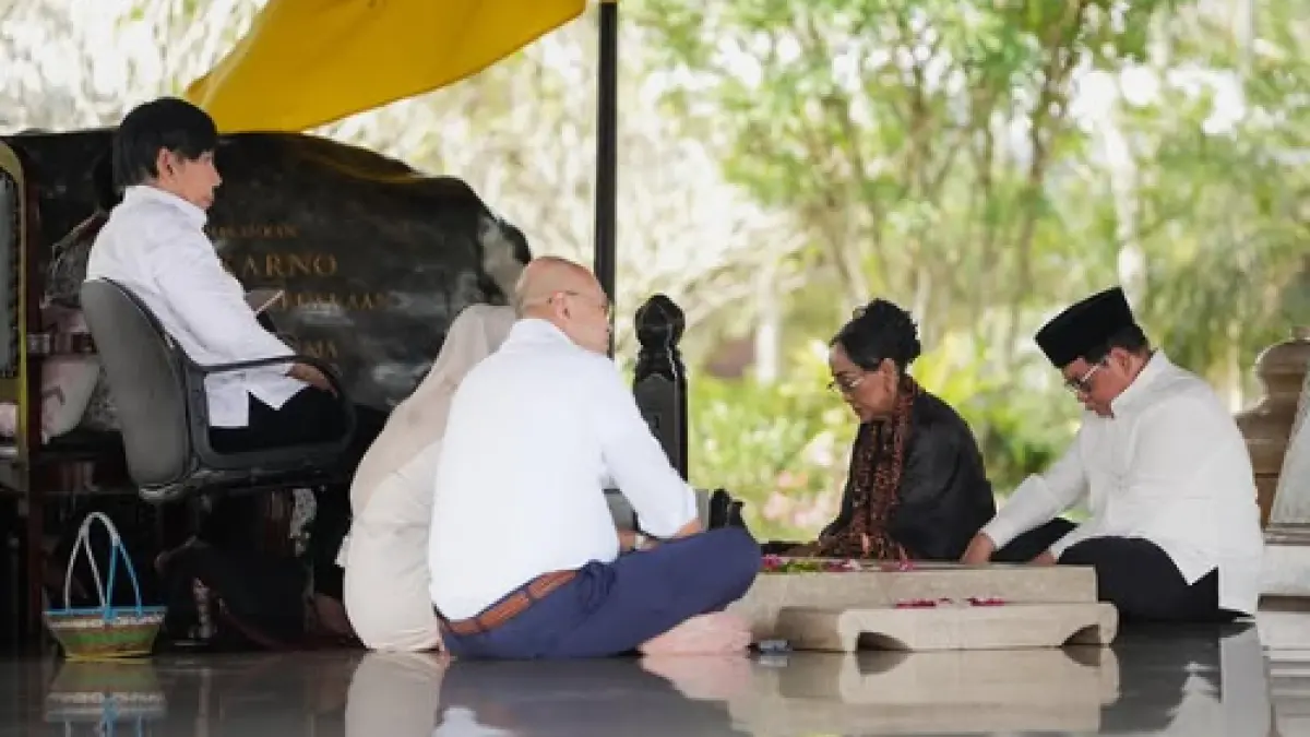 ZIARAH: Pramono Anung saat di makan Bung Karno Blitar.  (IG pramonoanungw)