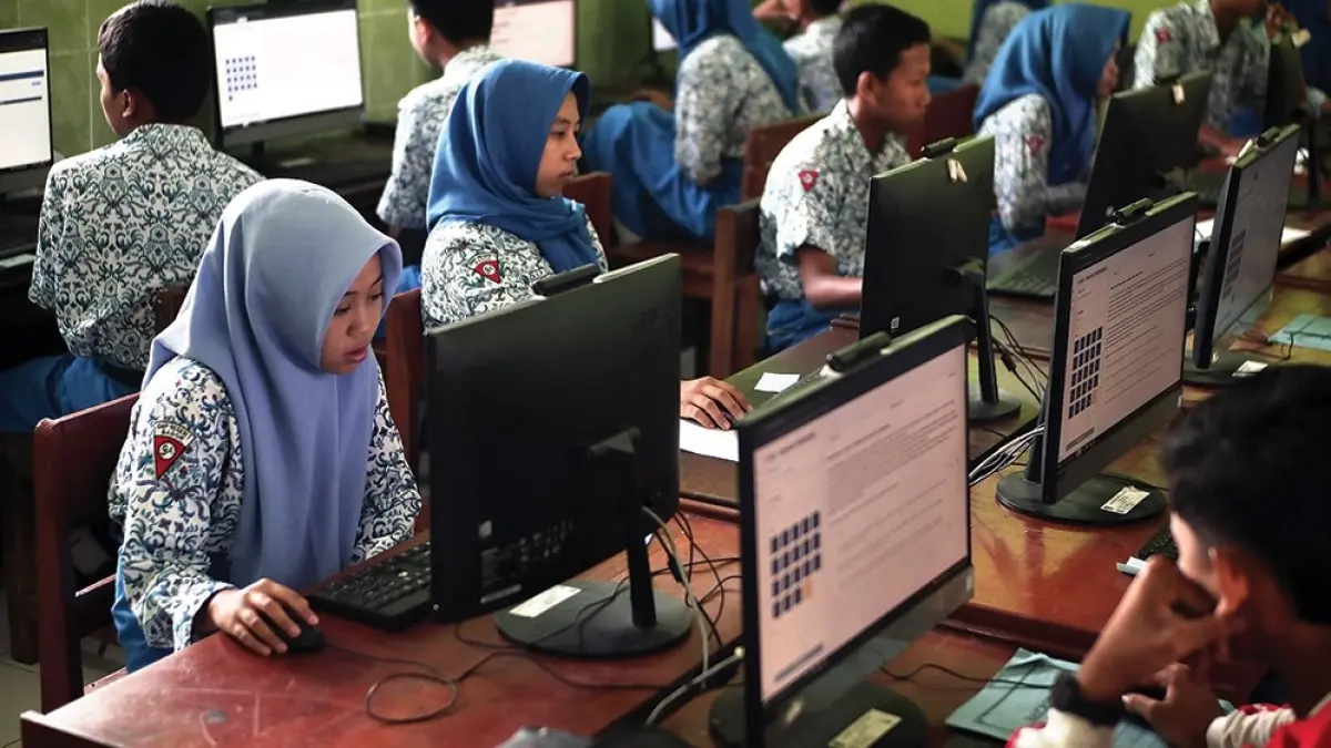 FOKUS: Siswa sedang latihan mengerjakan soal.
