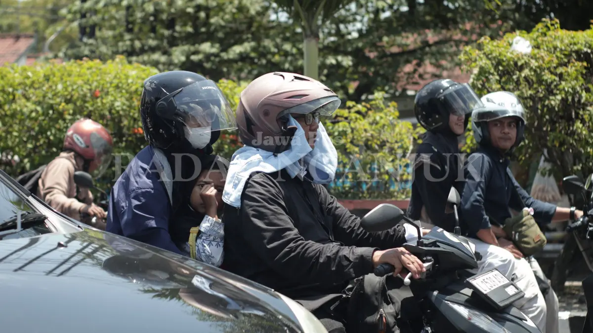 Pemudik yang melintas di simpang empat Kertosono
