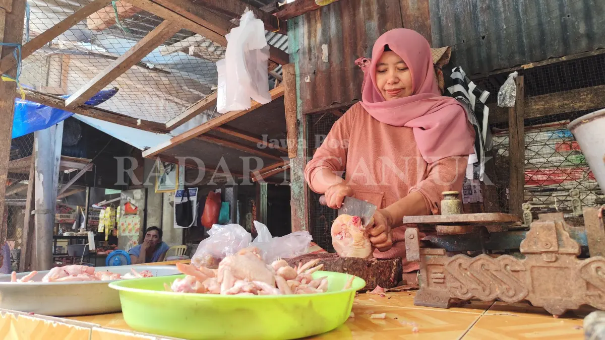 Penjual ayam potong di Pasar Wage Nganjuk
