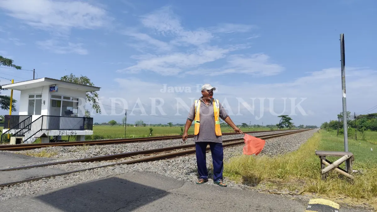 Petugas perlintasan kereta api di Desa Bungur