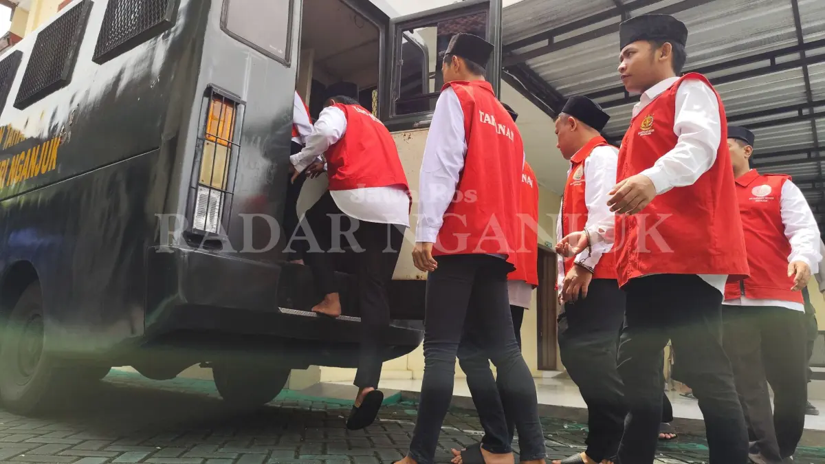 Terdakwa naik mobil tahanan setelah batal sidang