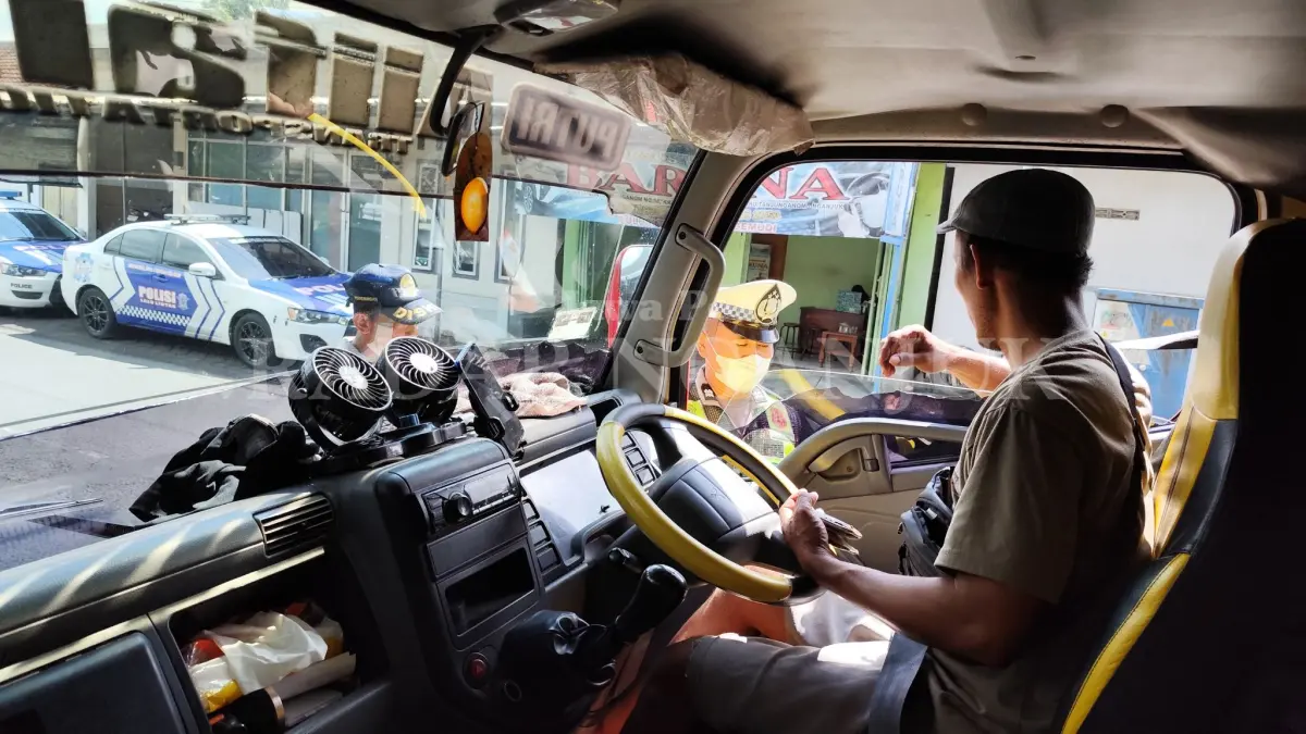 Satlantas menilang truk