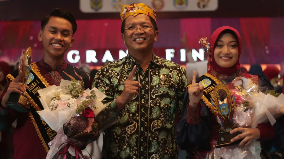 Kepala SMAN 1 Nganjuk bersama juara pertama Duta GenRe Kabupaten Nganjuk Tahun 2026