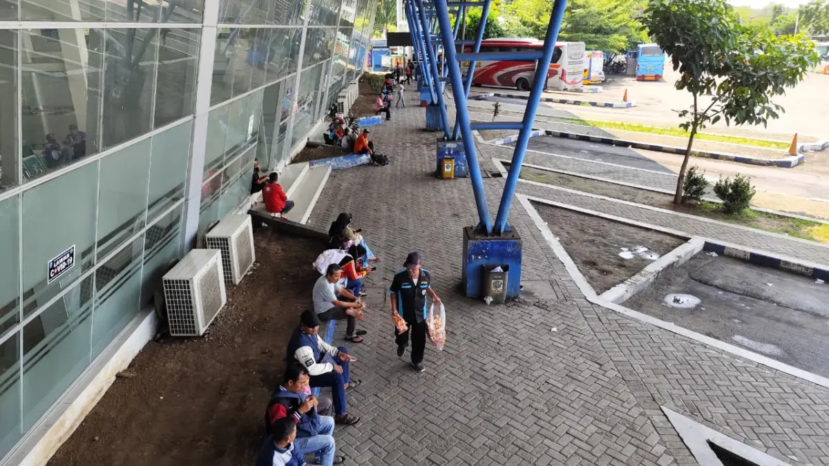 Calon penumpang di Terminal Anjuk Ladang