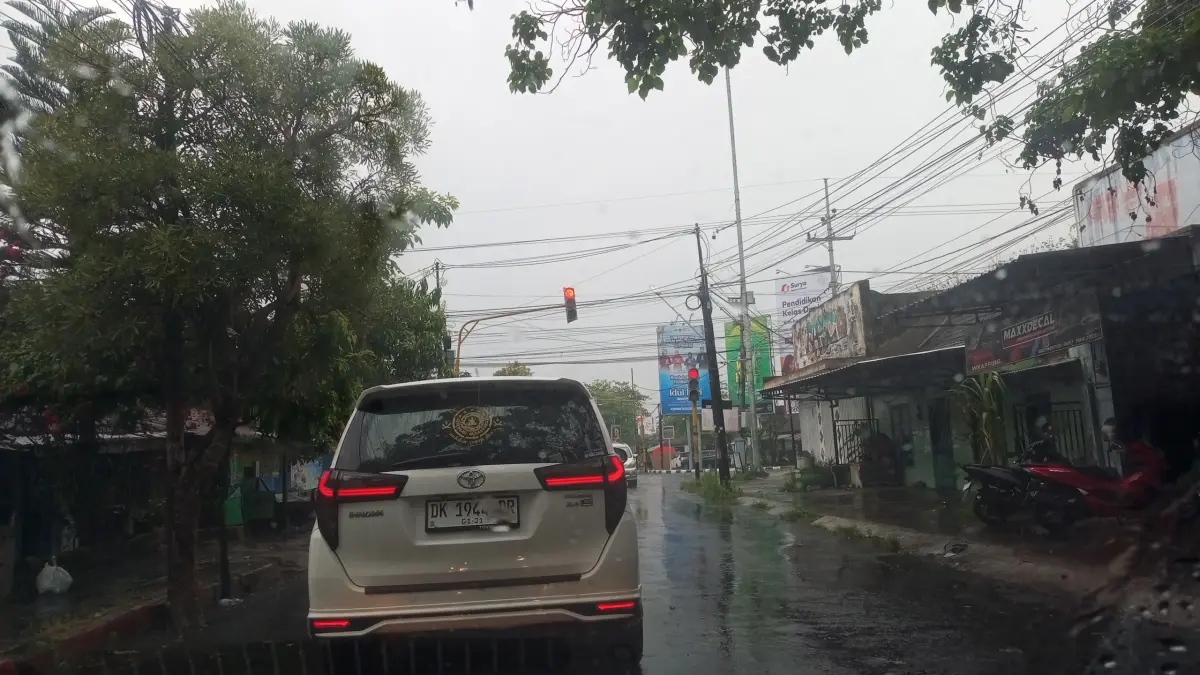 Hujan mengguyur Kota Angin