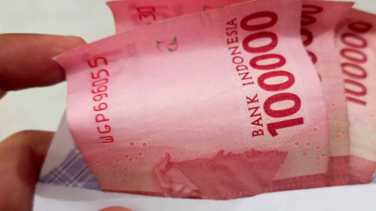 ILUSTRASI: Uang rupiah senilai seratus ribu satu lembar. (Rekian)