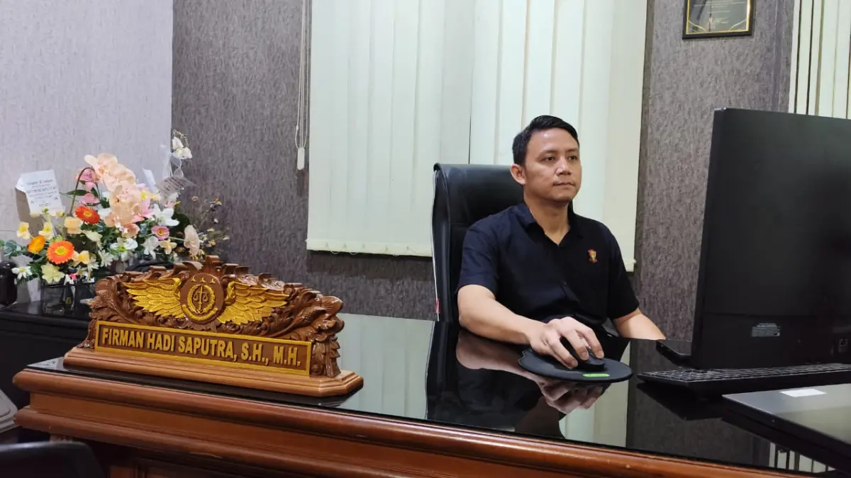 Kasi Pidum Kejari Nganjuk Firman Hadi Saputra di ruang kerjanya