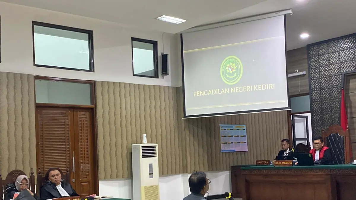 Aktivis HAM Haris Azhar saat memberikan keterangan di ruang sidang PN Kediri. (Foto Hilda Nurmala Risani) 