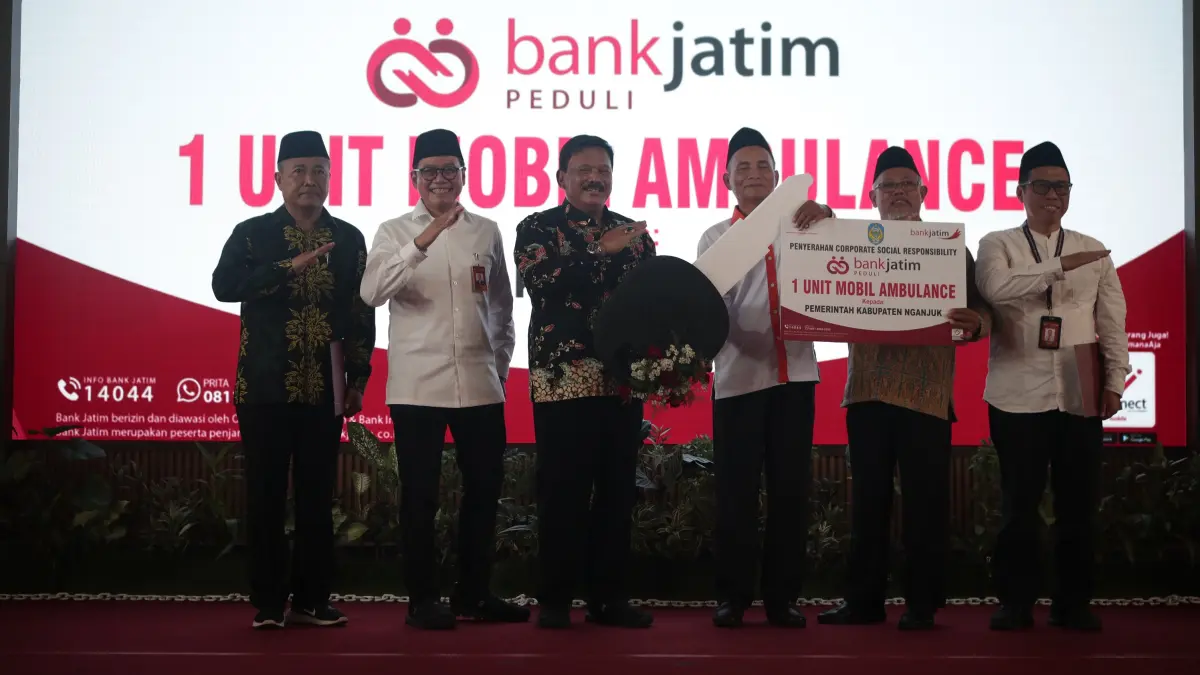 Bank Jatim menyerahkan bantuan satu mobil ambulans ke Lazismu Nganjuk
