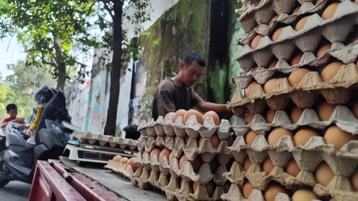 Pedagang telur ayam di Pasar Wage Nganjuk melayani pembeli