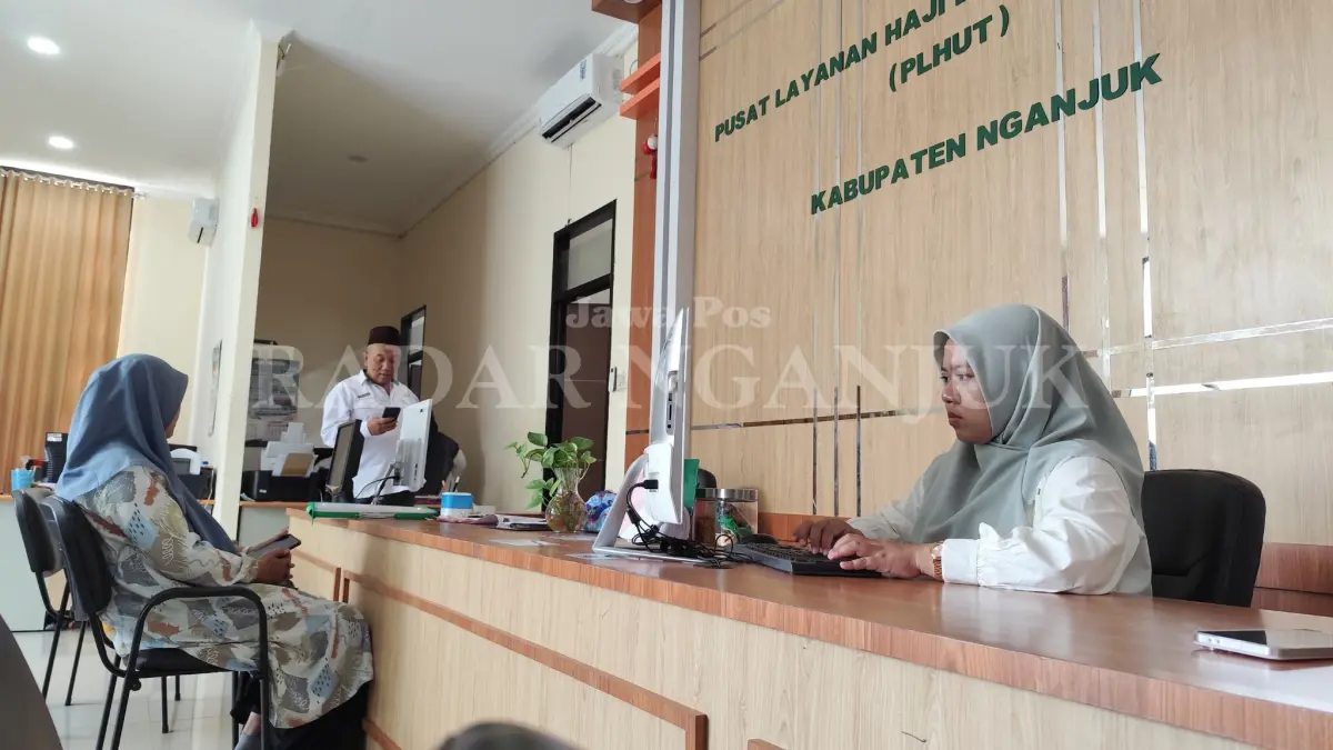 Petugas Kementrian Haji dan Umrah Nganjuk melayani CJH