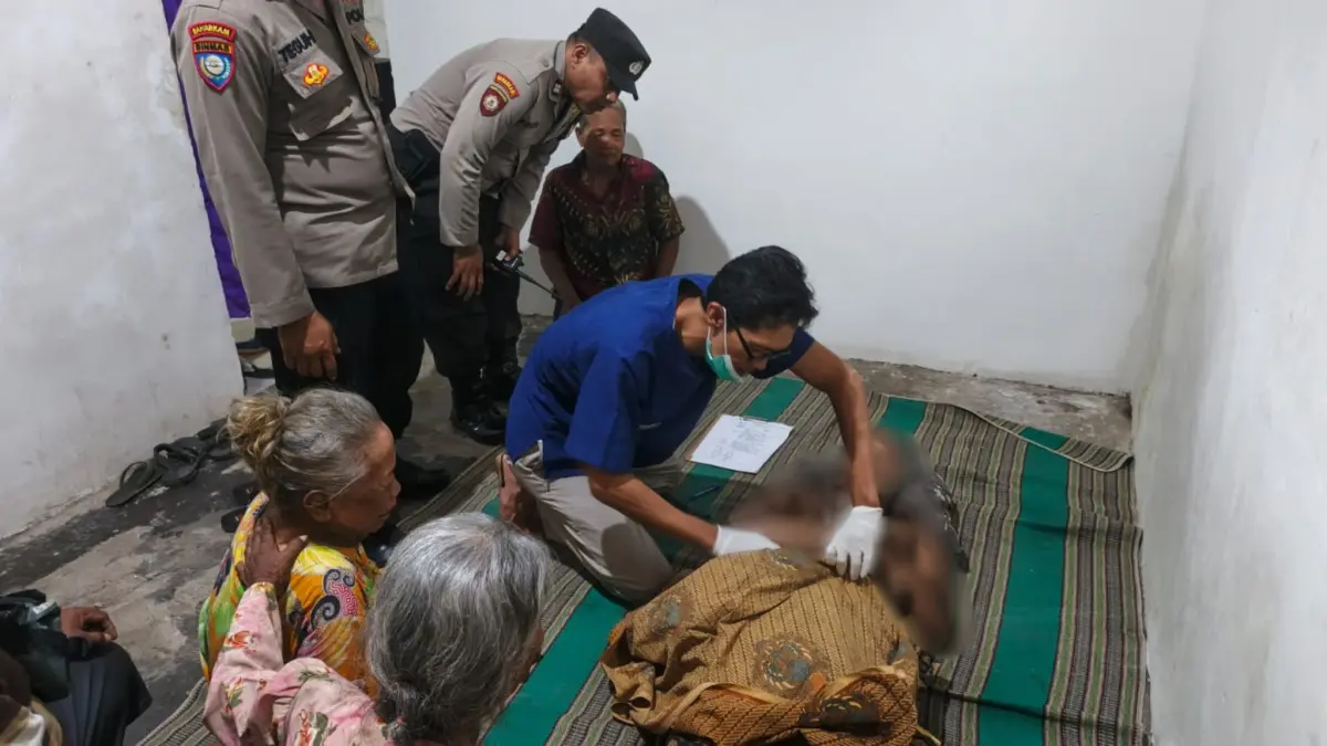 Petugas memeriksa jenazah Solikin yang tewas karena tersetrum