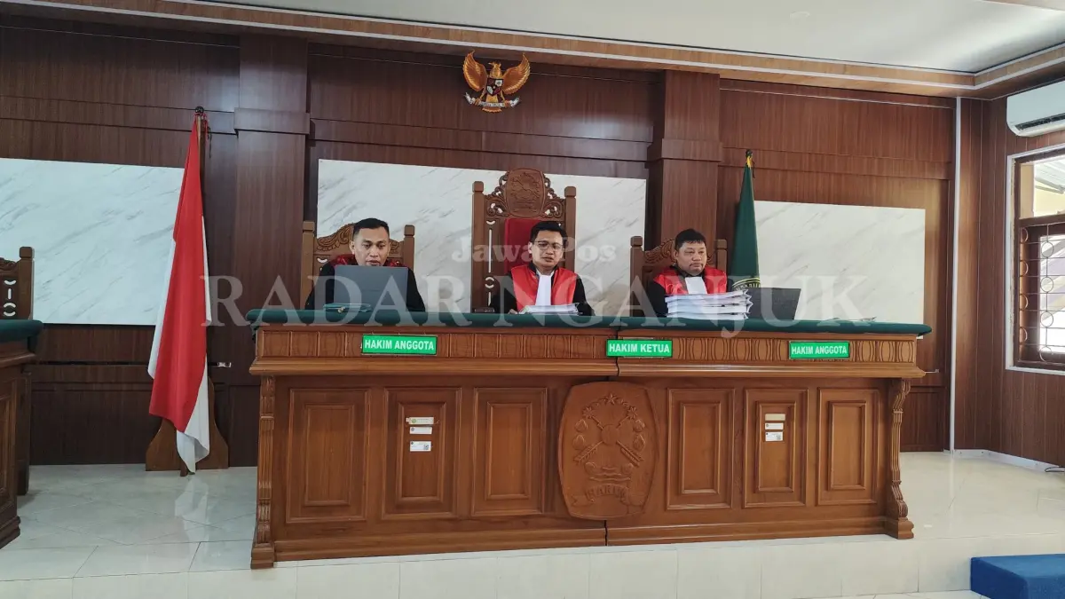 Hakim Mohammad Hassanudin Hefni (tengah) saat memimpin sidang di PN Nganjuk