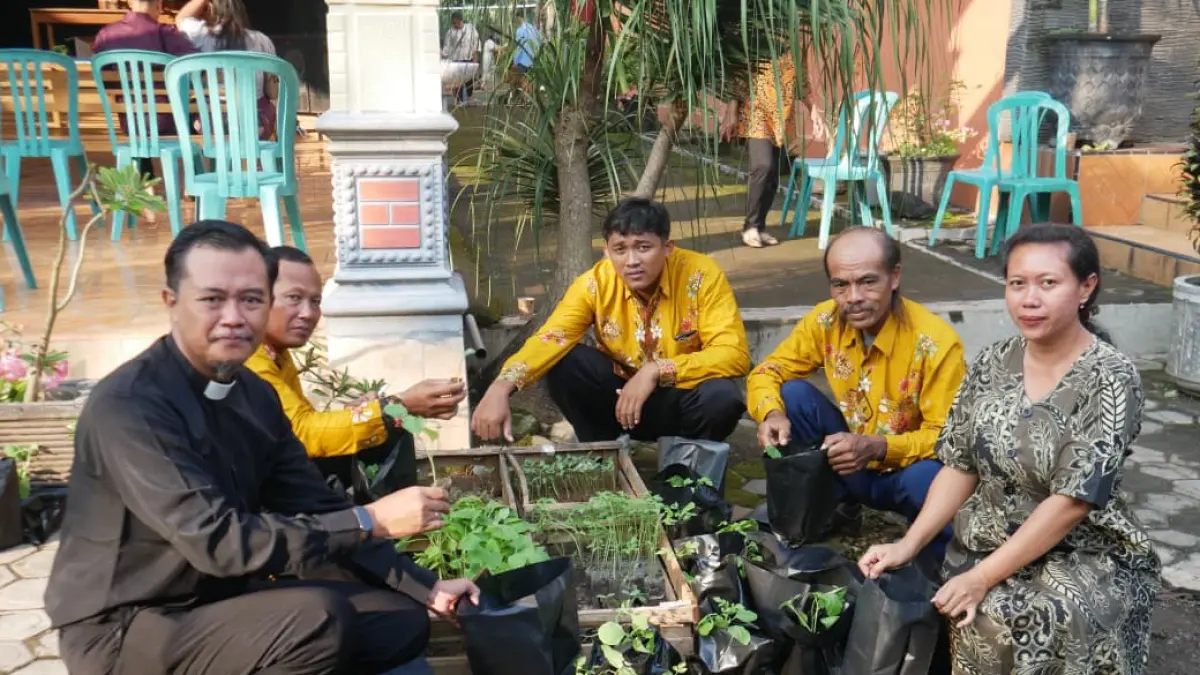 Jemaat Gereja Kristen Jawi Wetan (GKJW) Aditoya saat menerima bibit tanaman saat perayaan Paskah