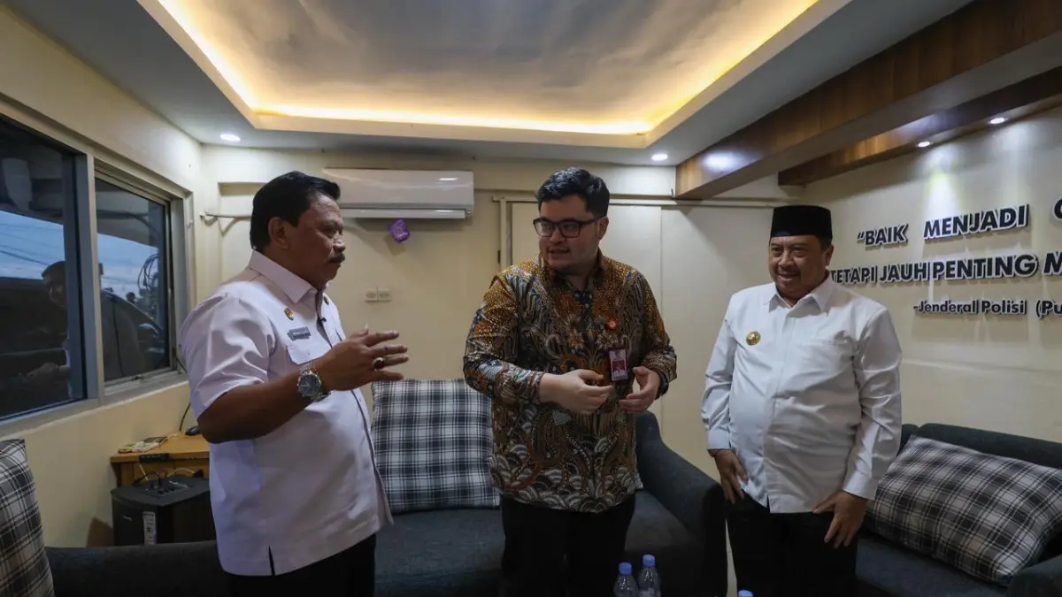 Bupati Nganjuk Marhaen Djumadi bersam Bupati Kediri dan Bupati Jombang saat berkunjung ke Simpang Tiga Mengkreng