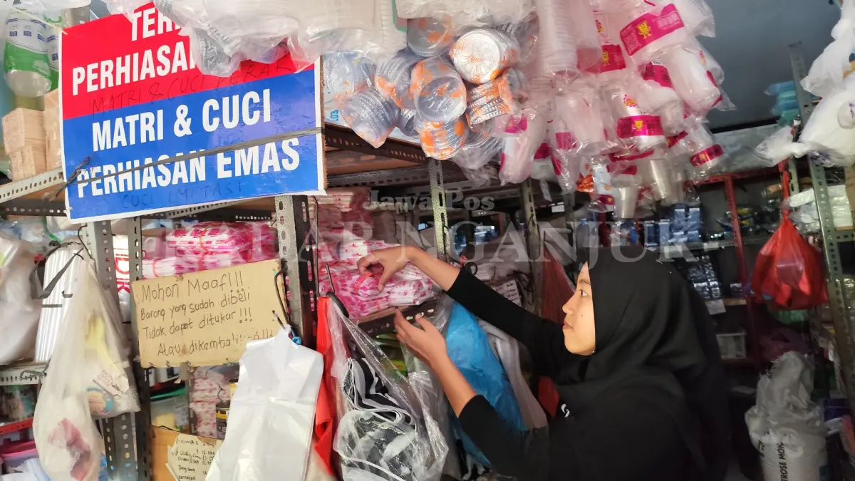 Karyawati sedang melayani pembeli