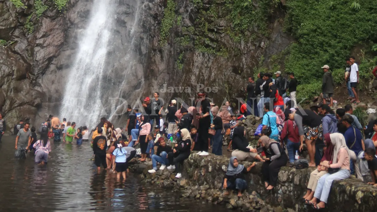 Pengunjung air terjun Sedudo