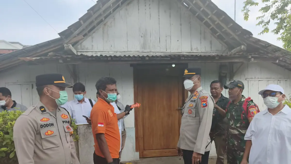 Petugas melakukan olah TKP di rumah lansia tewas