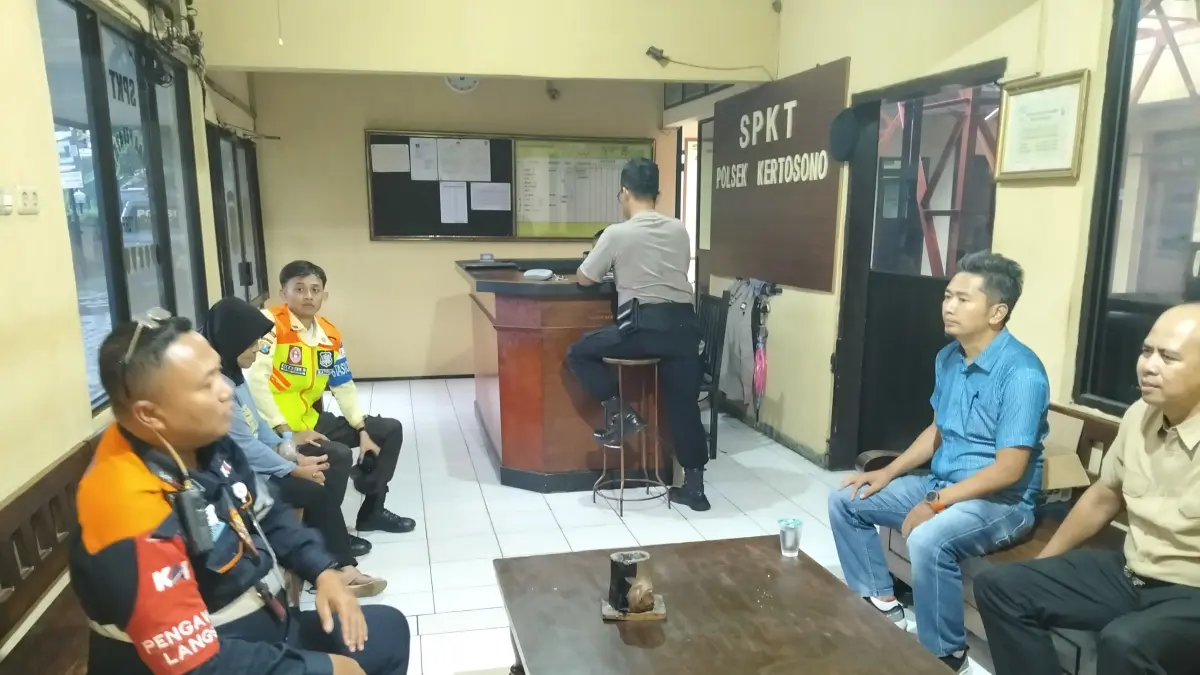 Petugas KAI membawa perempuan yang hendak melakukan bunuh diri di jalur kereta api Kertosono-Baron